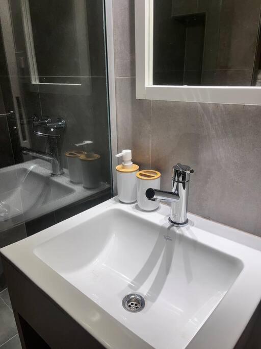 Apartment Modern And Cozy Apt, Wifi Hv, Spacious Kitchen